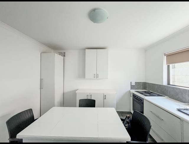 1 BEDROOM FLAT TO LET IN PINELANDS